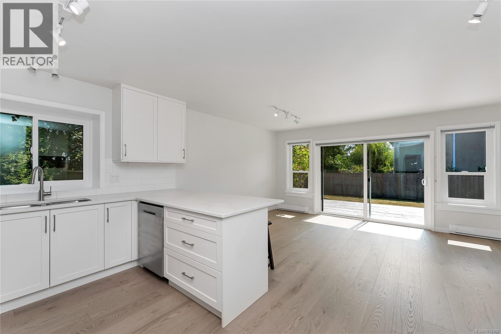 Photo 9 of 1717 Applewood Pl, Saanich BC