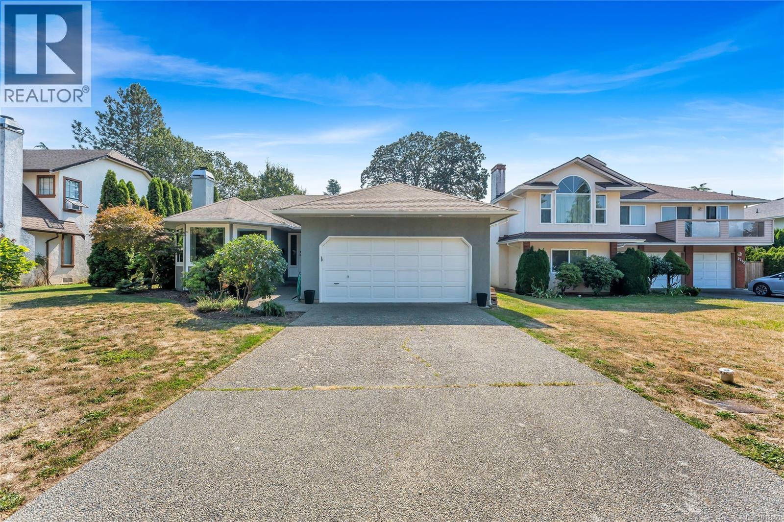 Photo 2 of 1717 Applewood Pl, Saanich BC
