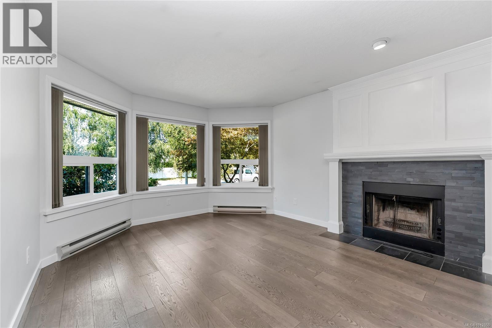 Photo 5 of 1717 Applewood Pl, Saanich BC