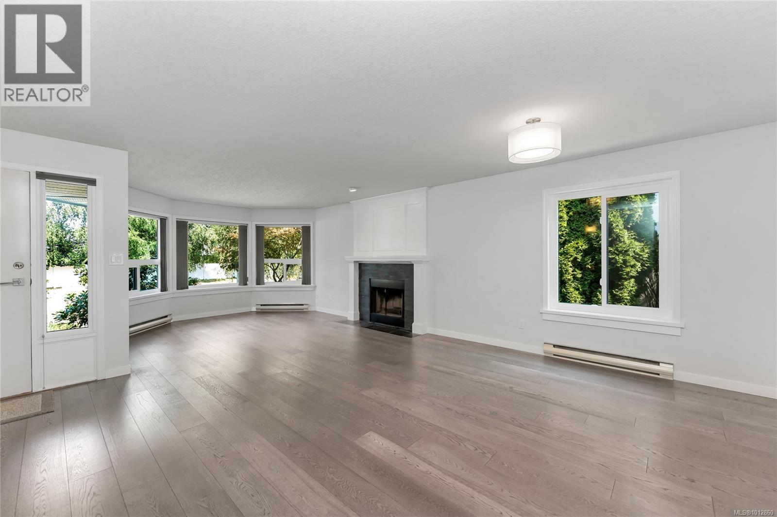 Photo 7 of 1717 Applewood Pl, Saanich BC
