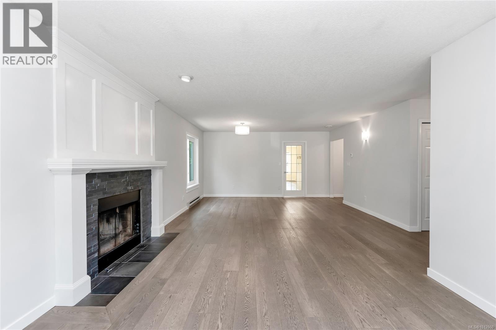 Photo 6 of 1717 Applewood Pl, Saanich BC