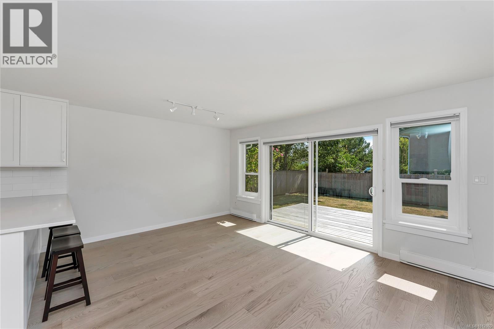 Photo 14 of 1717 Applewood Pl, Saanich BC