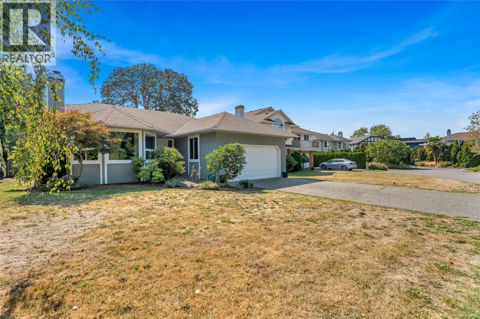 Photo 1 of 1717 Applewood Pl, Saanich BC