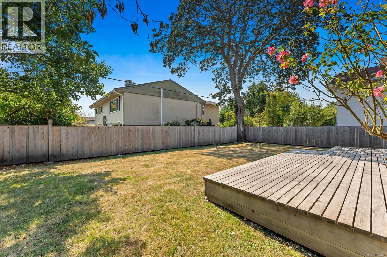 Photo 25 of 1717 Applewood Pl, Saanich BC