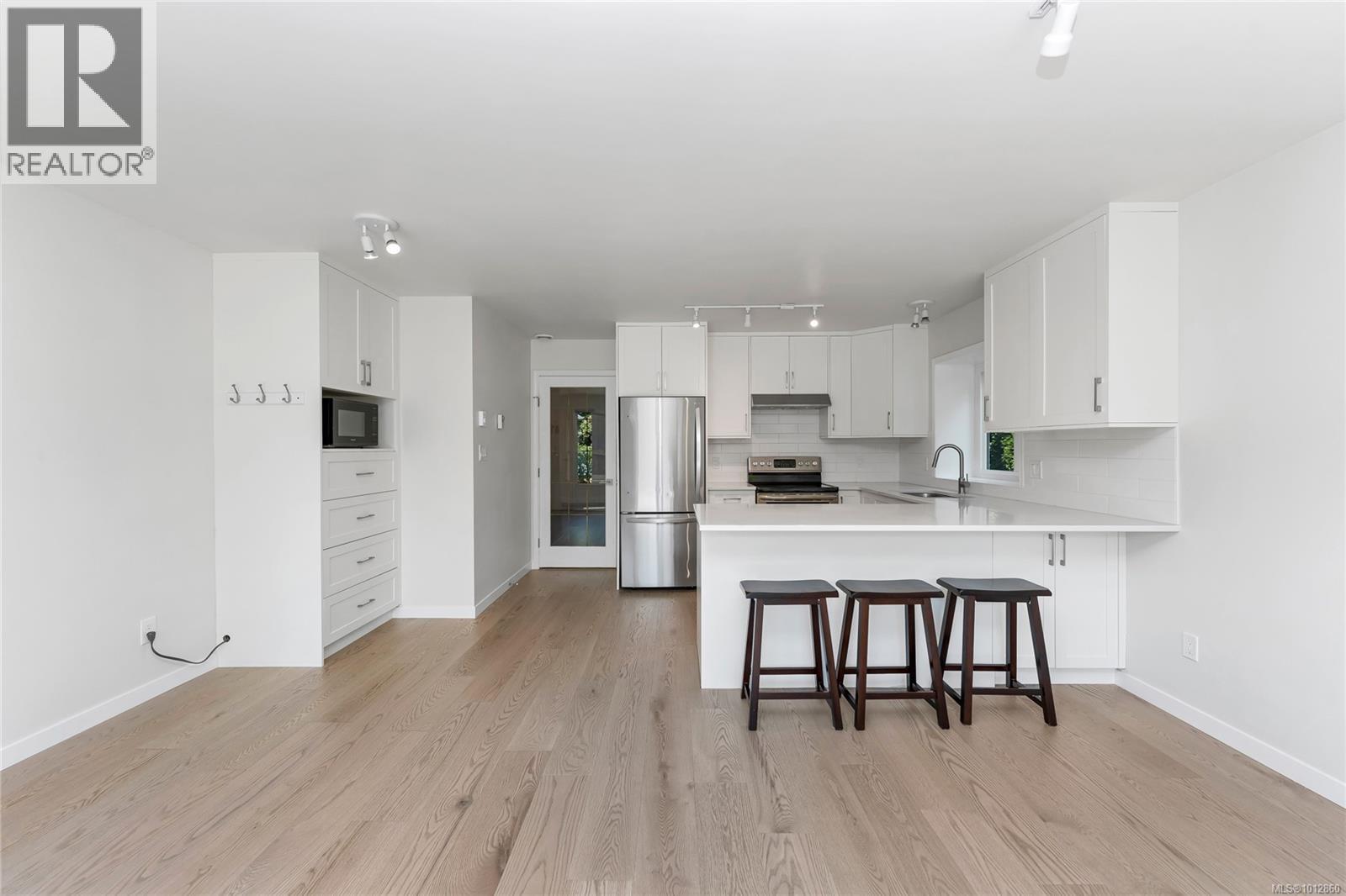 Photo 11 of 1717 Applewood Pl, Saanich BC