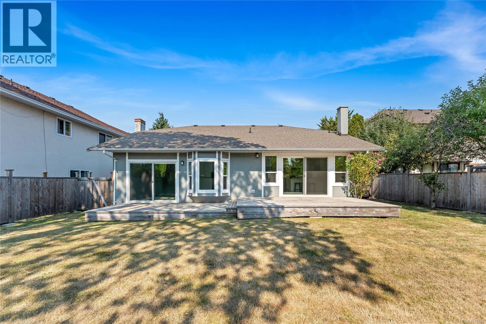 Photo 3 of 1717 Applewood Pl, Saanich BC