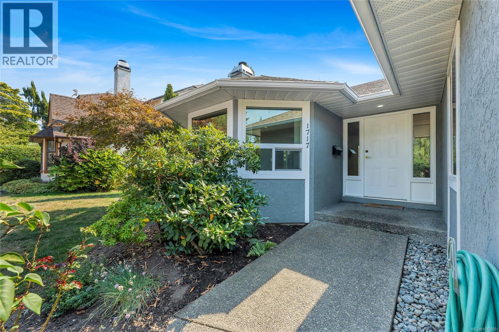 Photo 4 of 1717 Applewood Pl, Saanich BC
