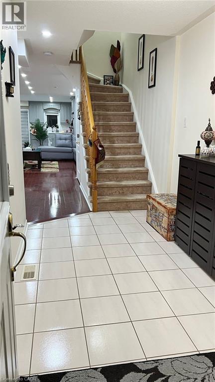 Photo 3 of 526 Candlestick Circle, Mississauga ON