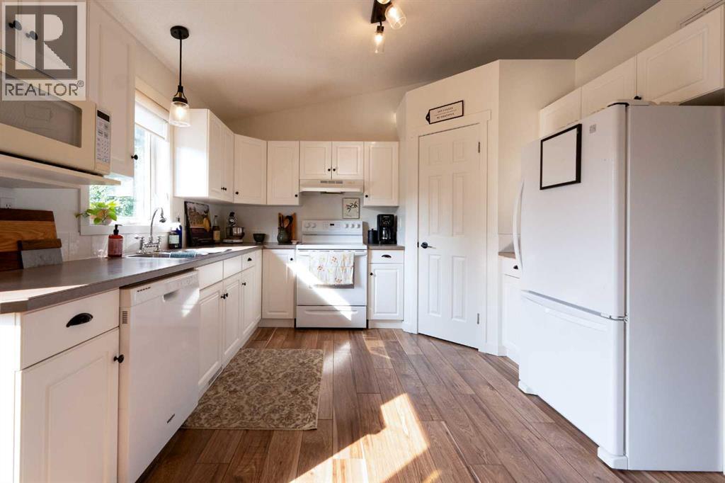 Photo 10 of 82 Rivercrest Court W, Lethbridge AB