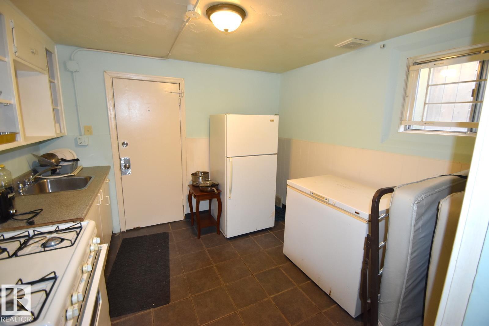 Photo 18 of 10629 96 St Nw, Edmonton AB