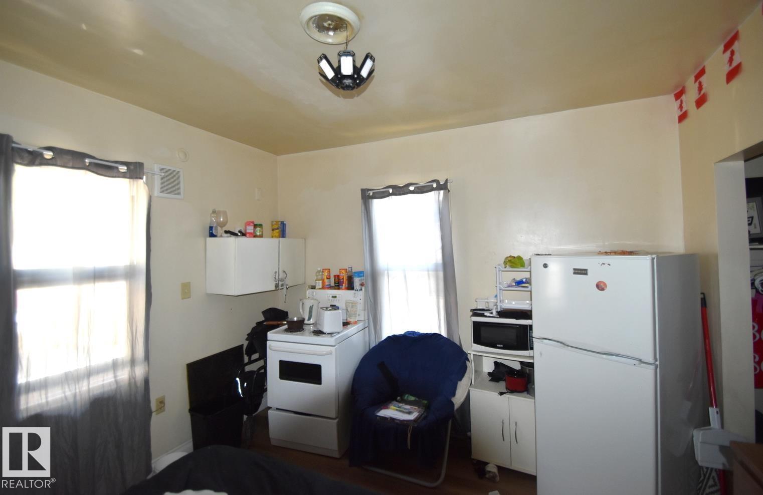 Photo 4 of 10629 96 St Nw, Edmonton AB