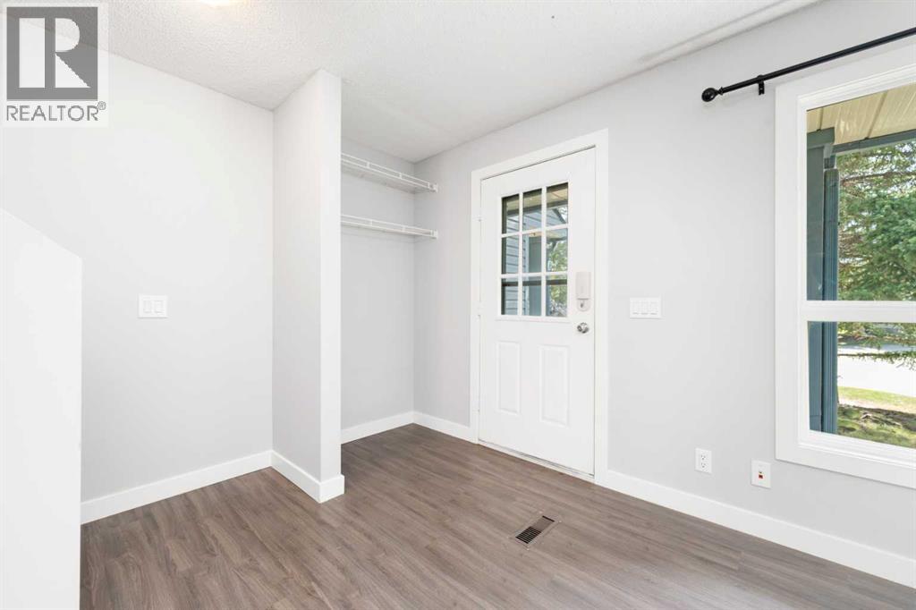 Photo 4 of 142 Woodmont Terrace Sw, Calgary AB