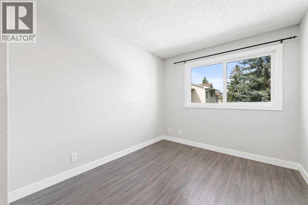 Photo 15 of 142 Woodmont Terrace Sw, Calgary AB