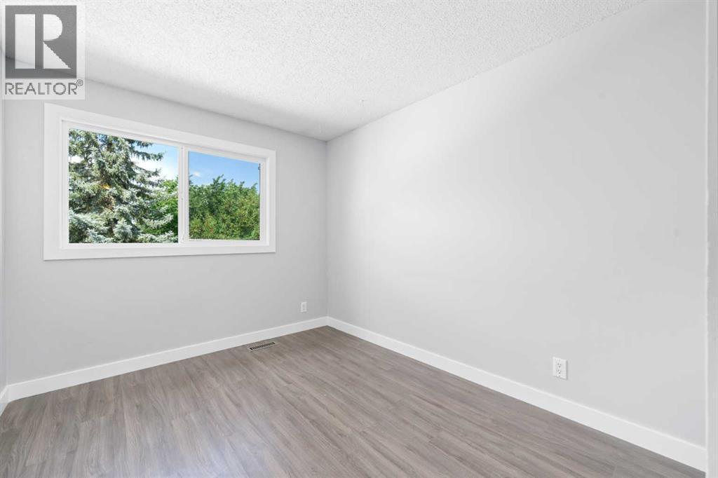 Photo 17 of 142 Woodmont Terrace Sw, Calgary AB