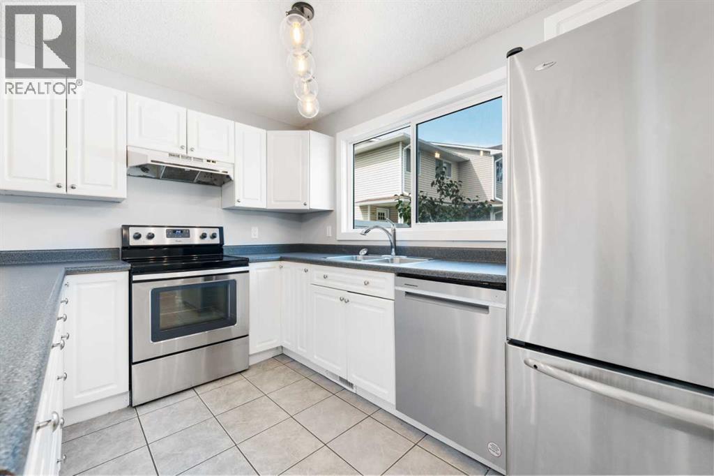Photo 8 of 142 Woodmont Terrace Sw, Calgary AB