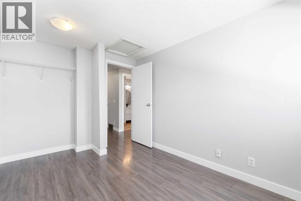 Photo 18 of 142 Woodmont Terrace Sw, Calgary AB