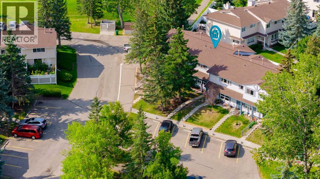 Photo 3 of 142 Woodmont Terrace Sw, Calgary AB