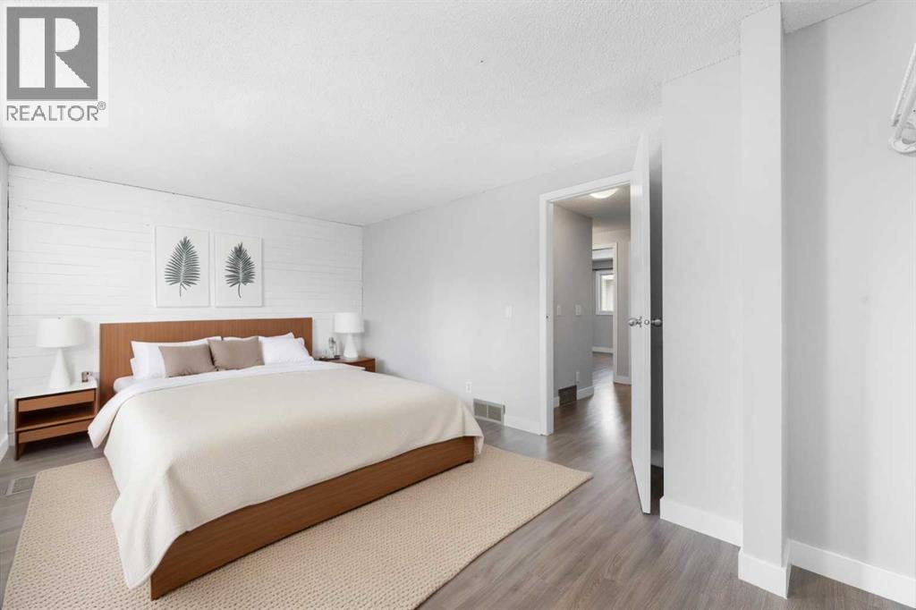 Photo 13 of 142 Woodmont Terrace Sw, Calgary AB