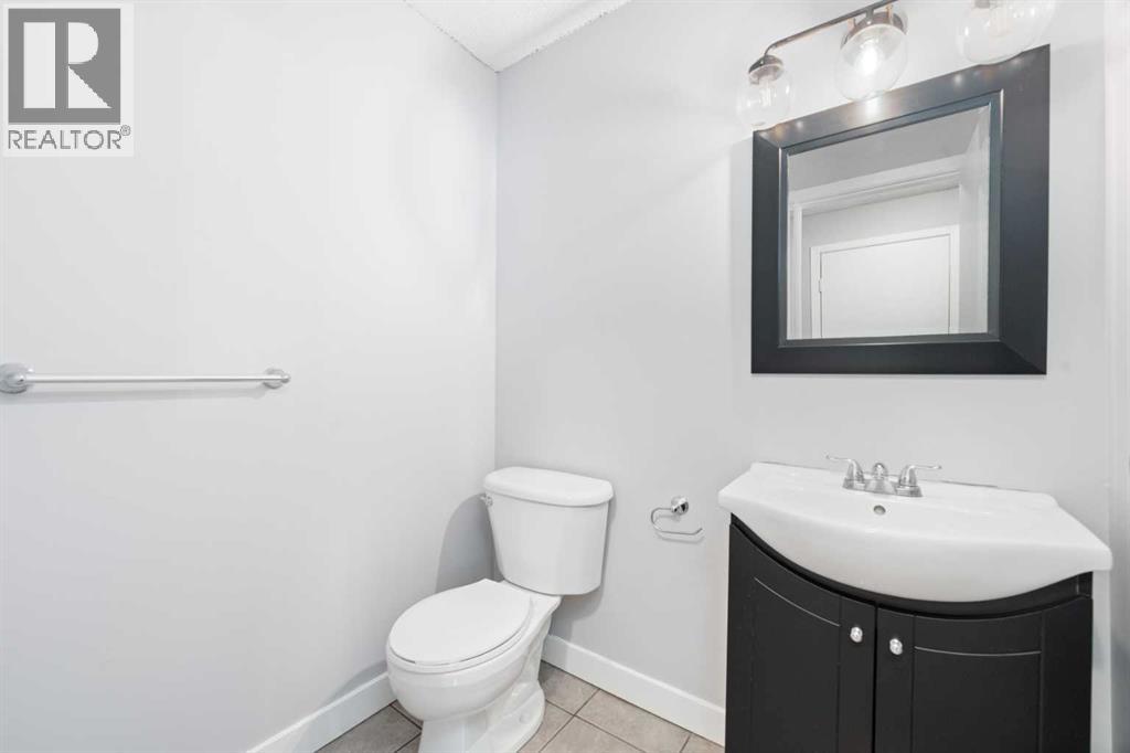 Photo 11 of 142 Woodmont Terrace Sw, Calgary AB