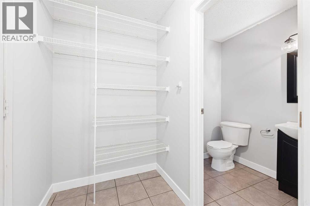 Photo 12 of 142 Woodmont Terrace Sw, Calgary AB