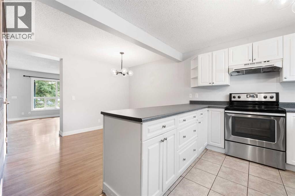 Photo 10 of 142 Woodmont Terrace Sw, Calgary AB