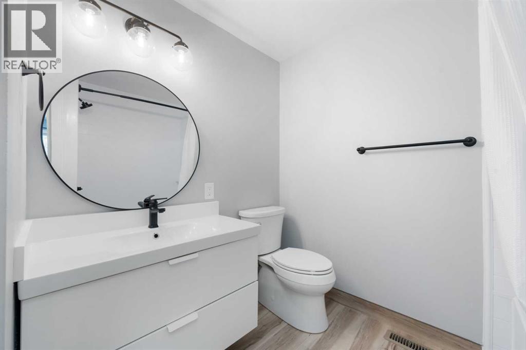 Photo 19 of 142 Woodmont Terrace Sw, Calgary AB