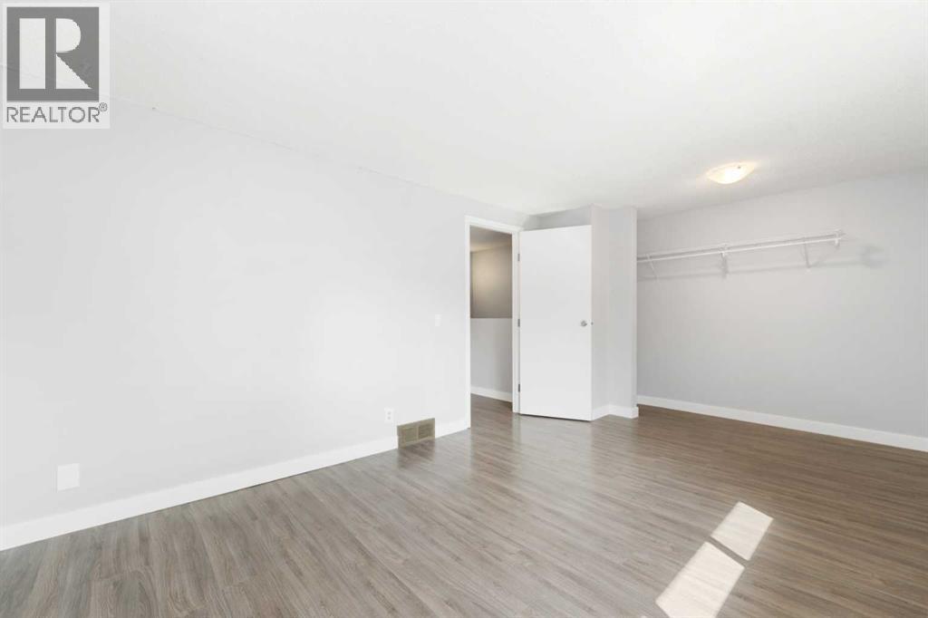 Photo 14 of 142 Woodmont Terrace Sw, Calgary AB