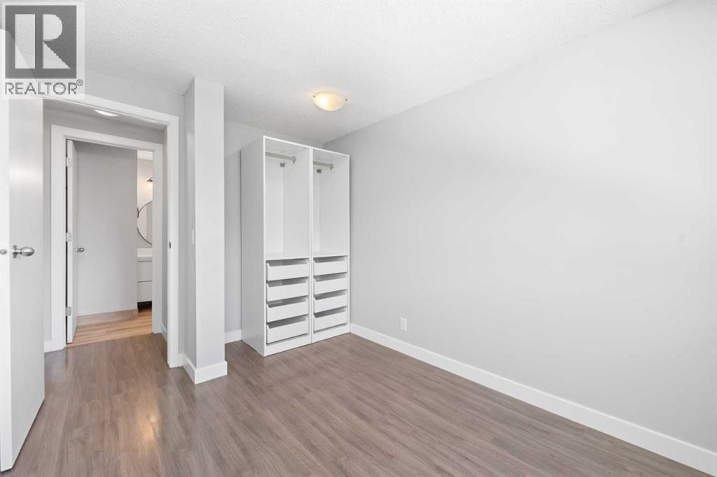 Photo 16 of 142 Woodmont Terrace Sw, Calgary AB