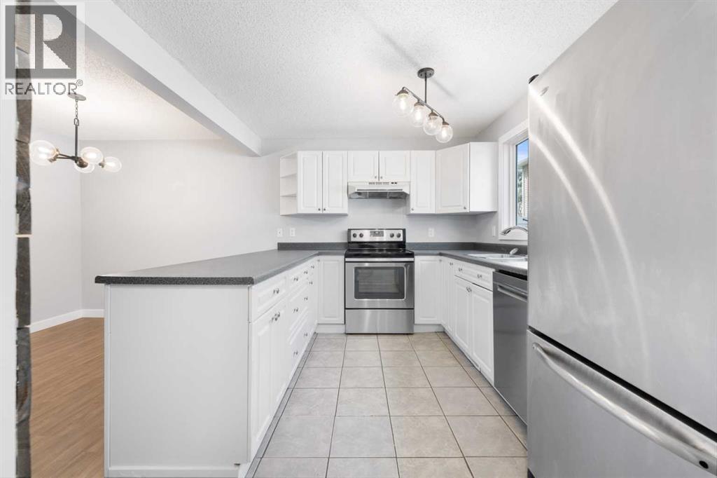 Photo 9 of 142 Woodmont Terrace Sw, Calgary AB