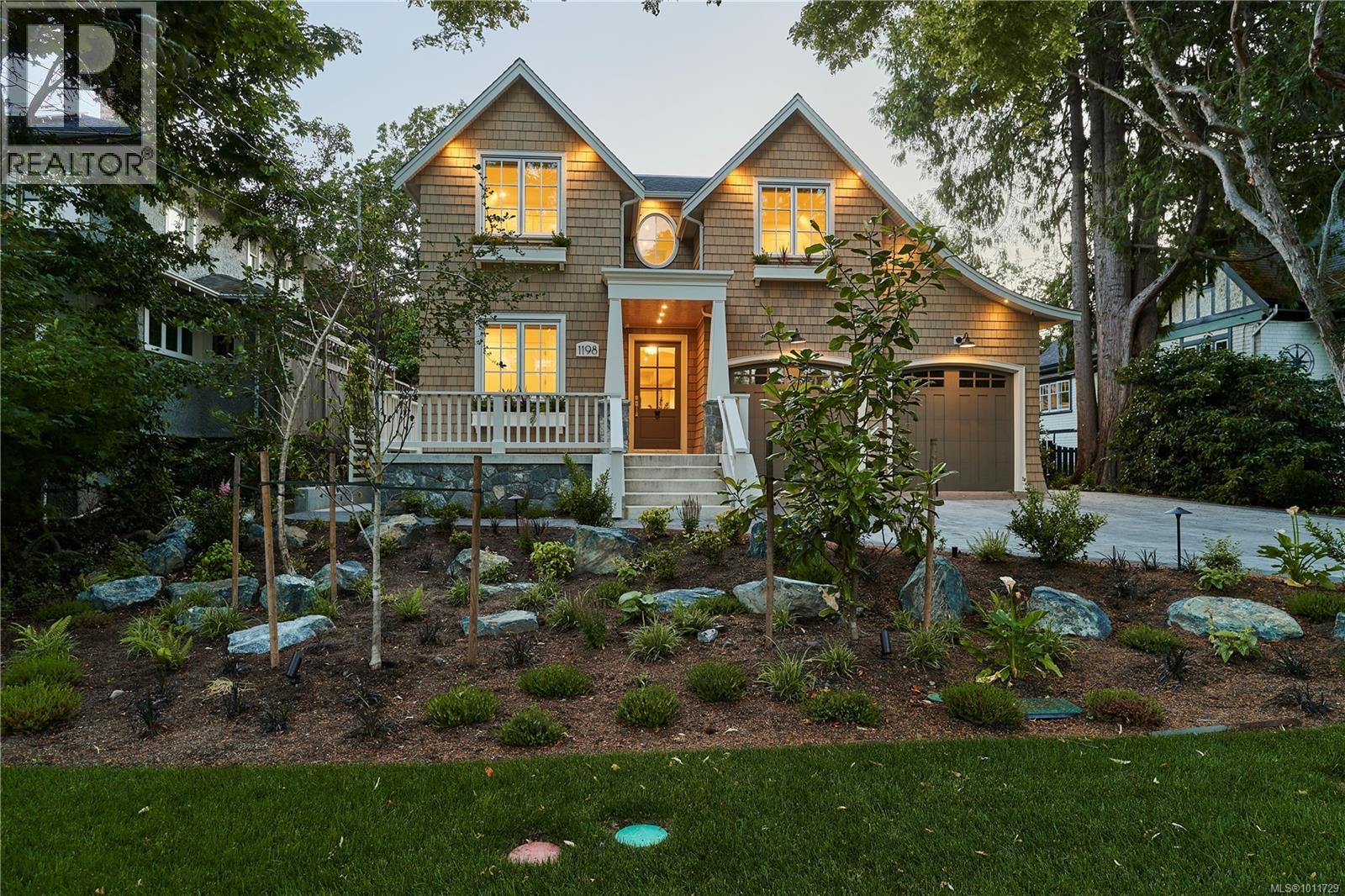 Photo 2 of 1198 St Patrick St, Oak Bay BC