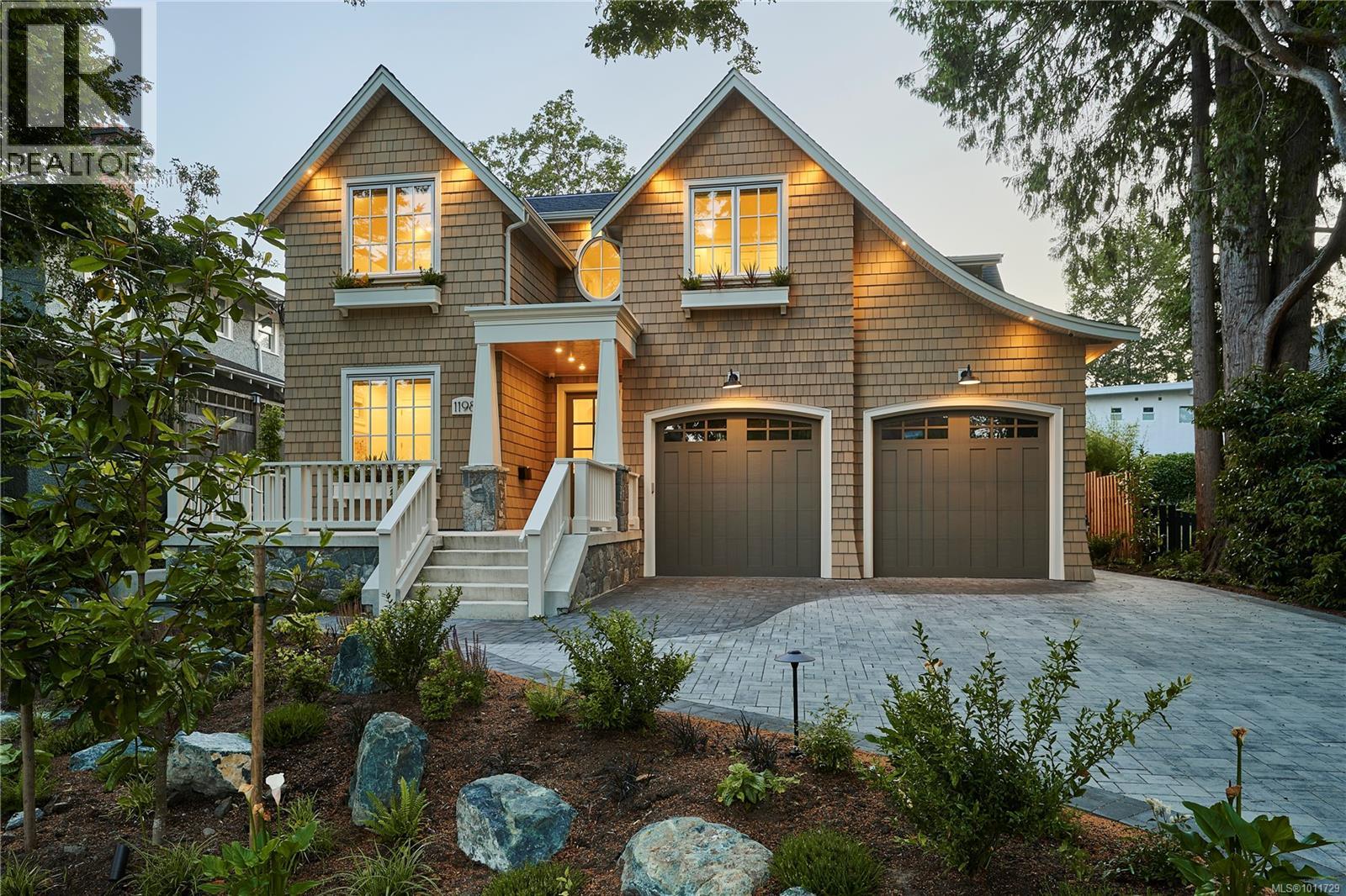 Photo 3 of 1198 St Patrick St, Oak Bay BC