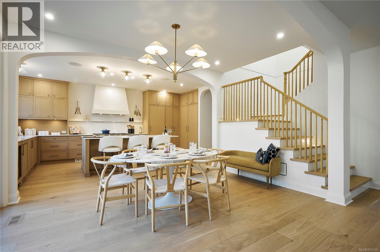 Photo 5 of 1198 St Patrick St, Oak Bay BC