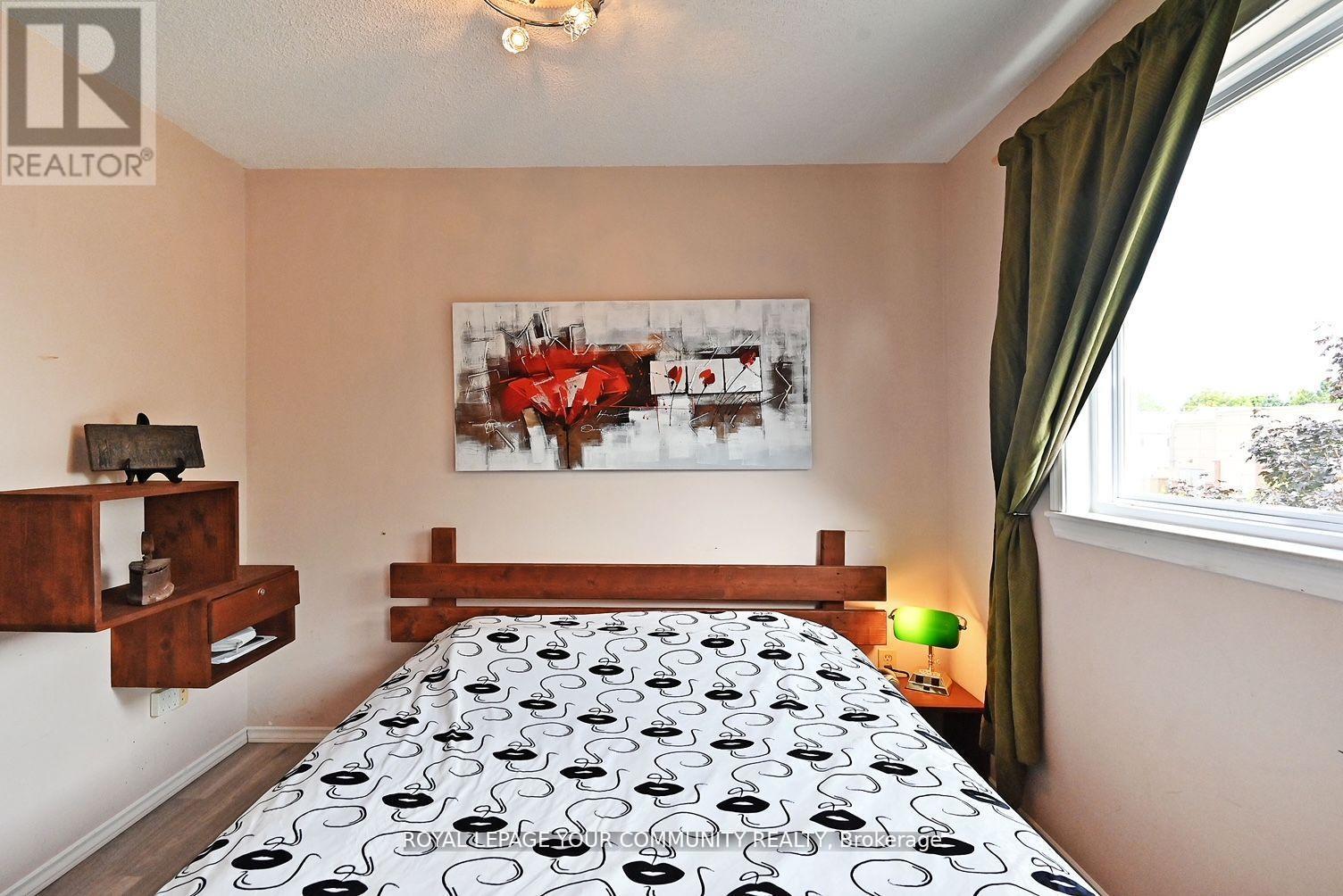 Photo 15 of 304 Maciver Boulevard, Newmarket ON