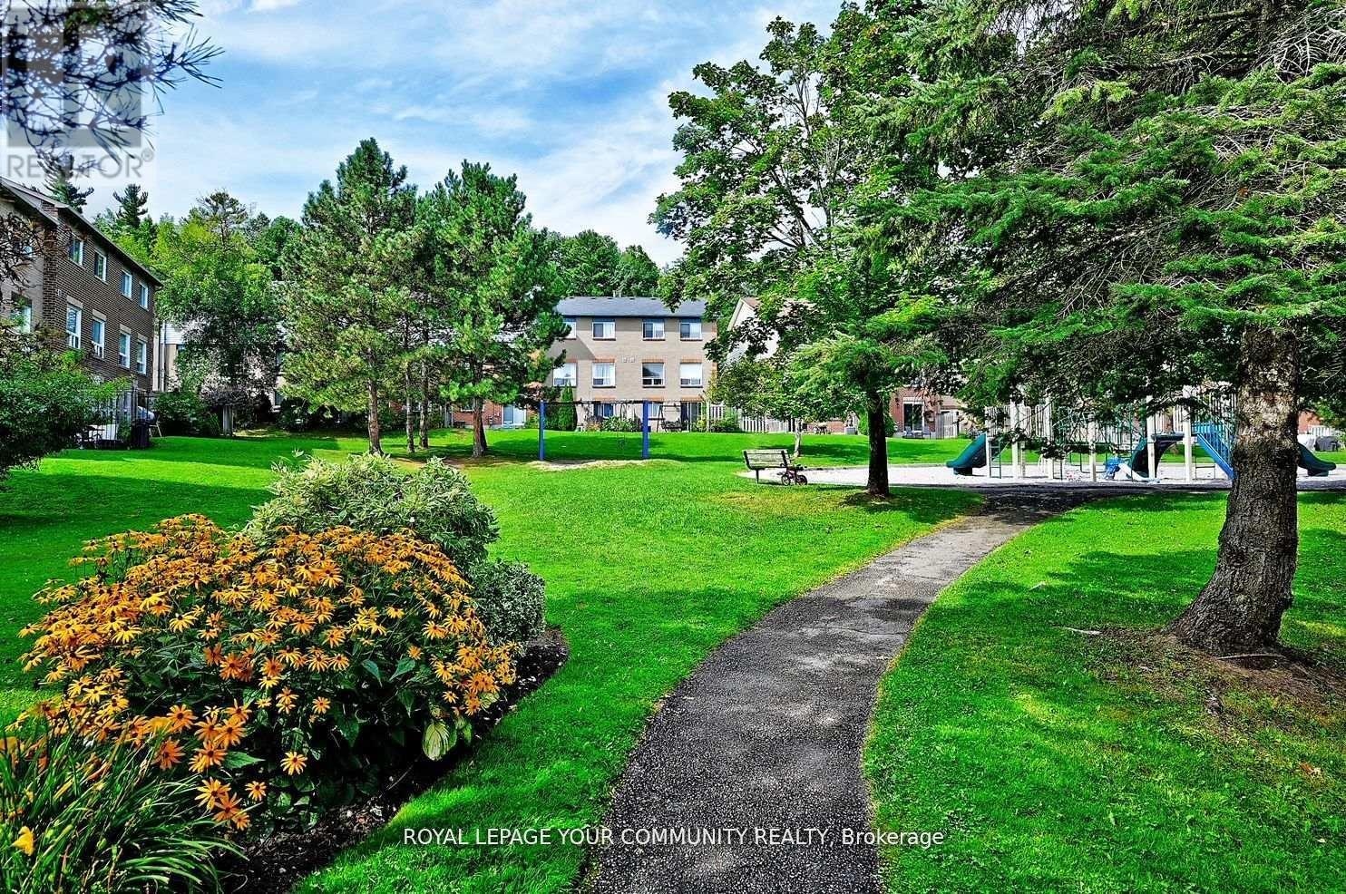 Photo 24 of 304 Maciver Boulevard, Newmarket ON