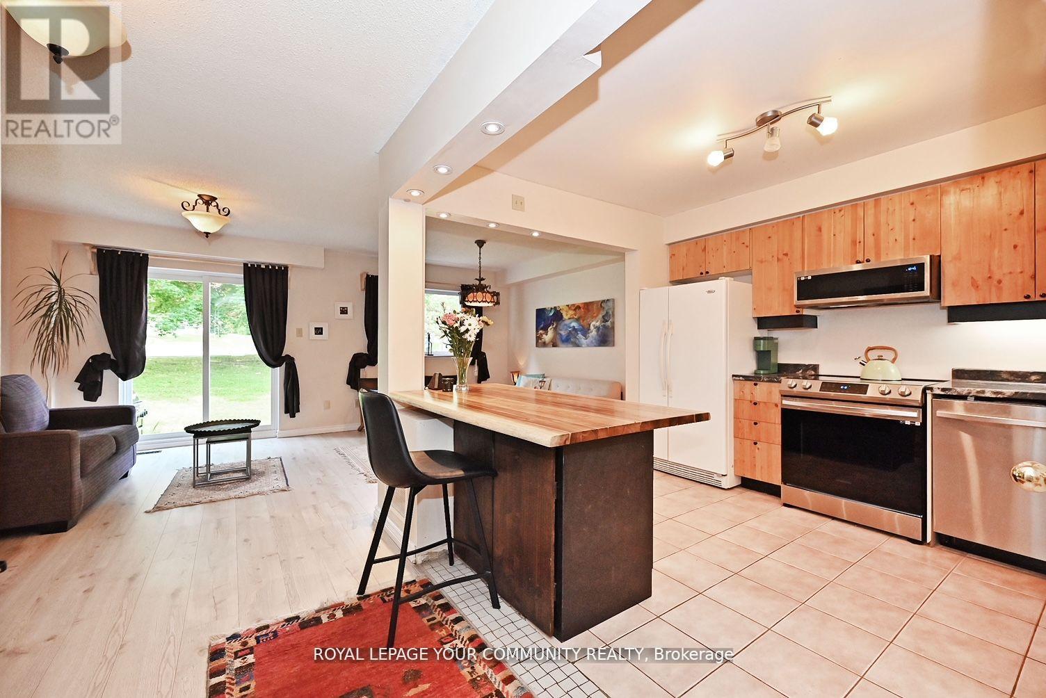 Photo 3 of 304 Maciver Boulevard, Newmarket ON