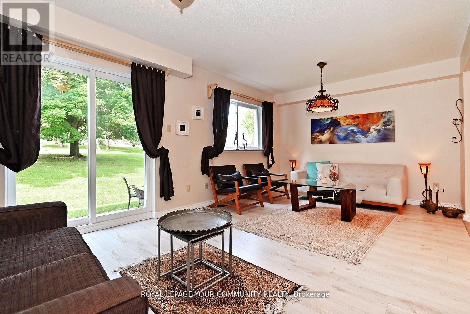 Photo 4 of 304 Maciver Boulevard, Newmarket ON