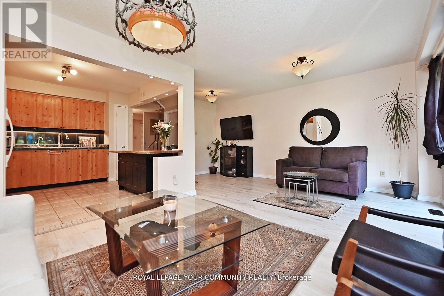 Photo 5 of 304 Maciver Boulevard, Newmarket ON