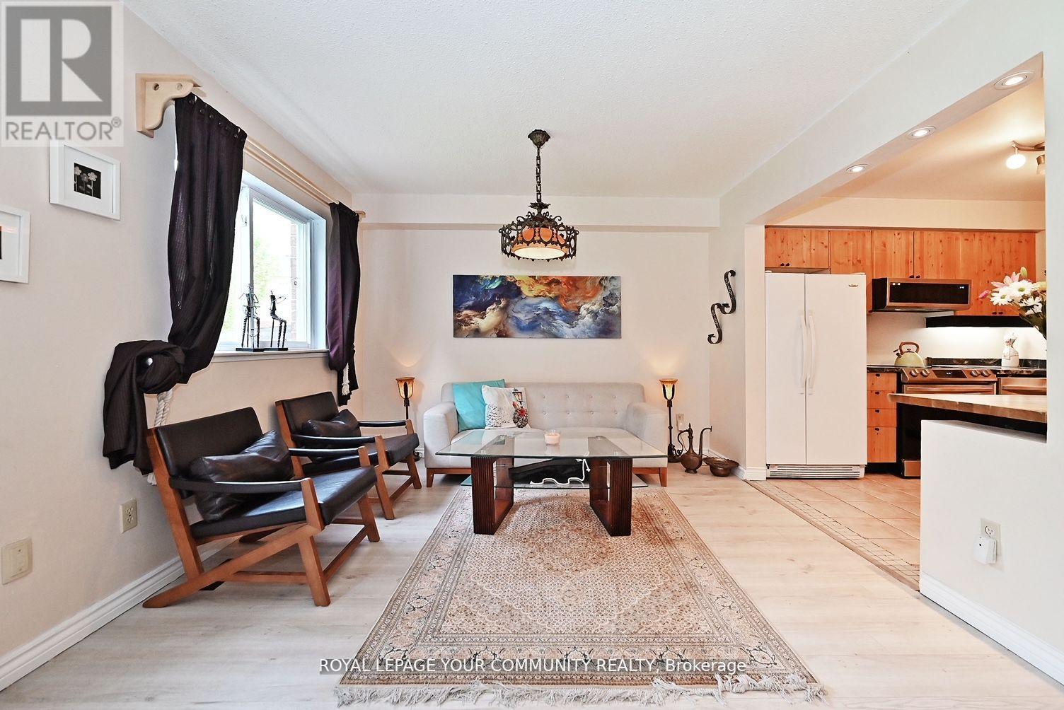 Photo 7 of 304 Maciver Boulevard, Newmarket ON
