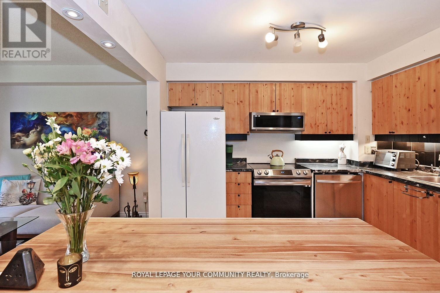 Photo 8 of 304 Maciver Boulevard, Newmarket ON