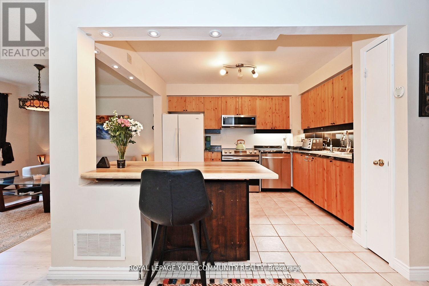 Photo 9 of 304 Maciver Boulevard, Newmarket ON