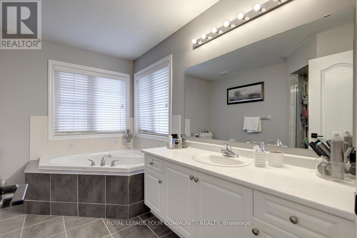 Photo 32 of 45 Pullman Road, Vaughan ON