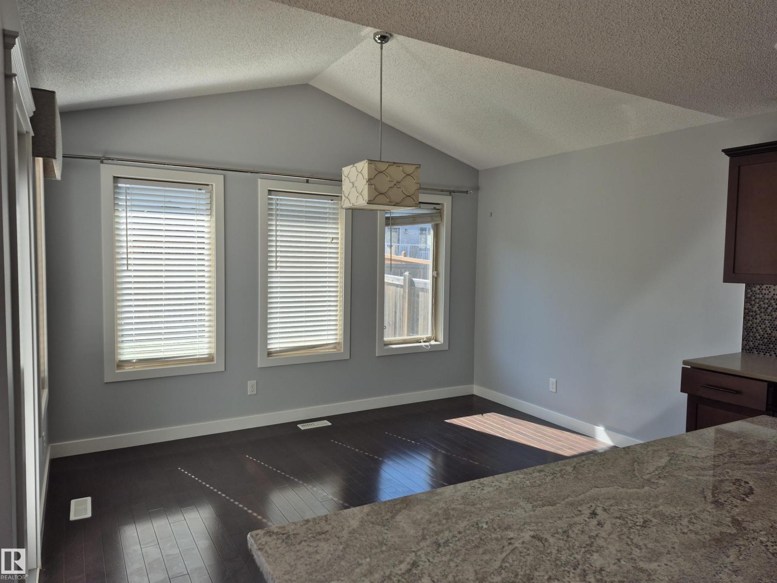 Photo 12 of 3233 16 A Av Nw, Edmonton AB