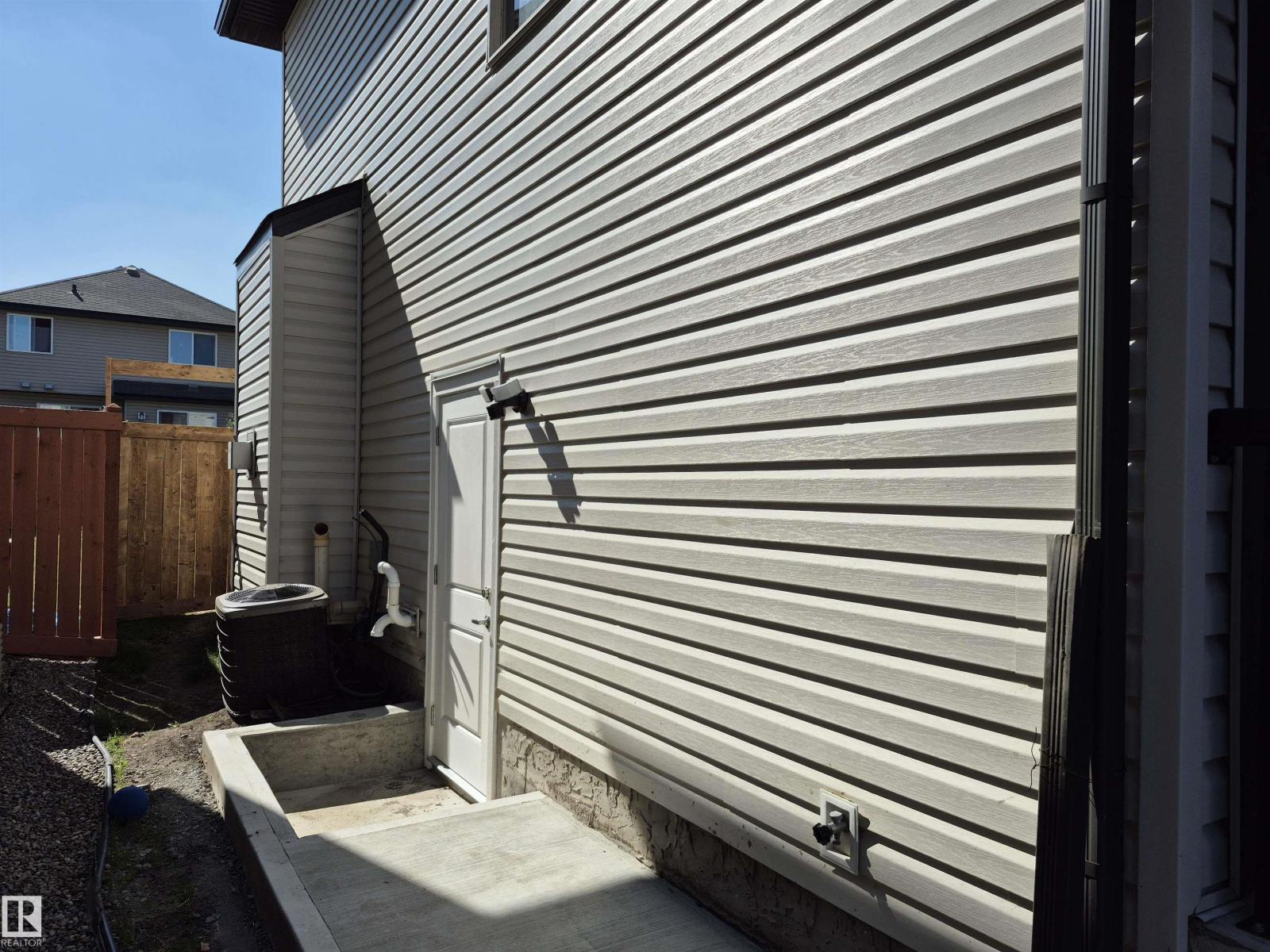 Photo 3 of 3233 16 A Av Nw, Edmonton AB