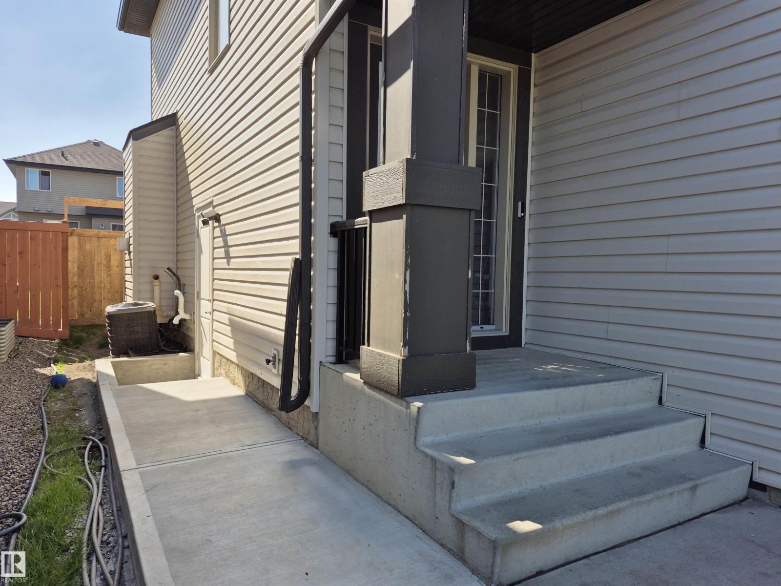 Photo 2 of 3233 16 A Av Nw, Edmonton AB