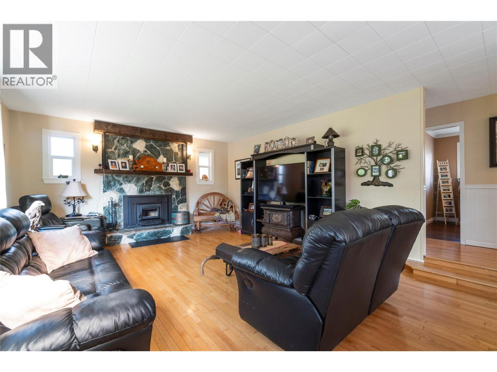 Photo 23 of 702 Second Avenue, Chase BC