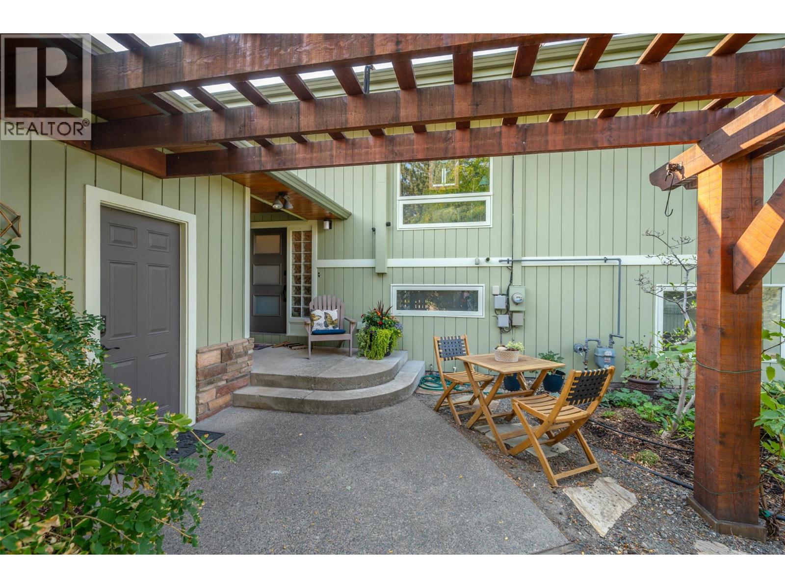 Photo 2 of 975 Heron Court, Oliver BC