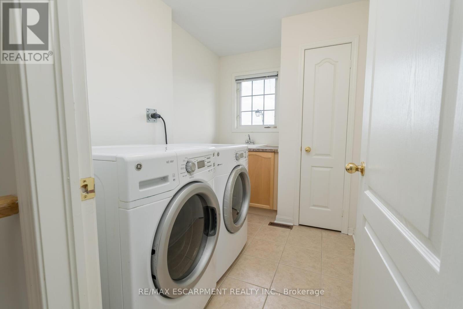 Photo 35 of 673 Bennett Boulevard, Milton ON