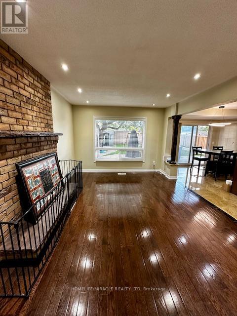 Photo 10 of 42 Neville Crescent, Brampton ON
