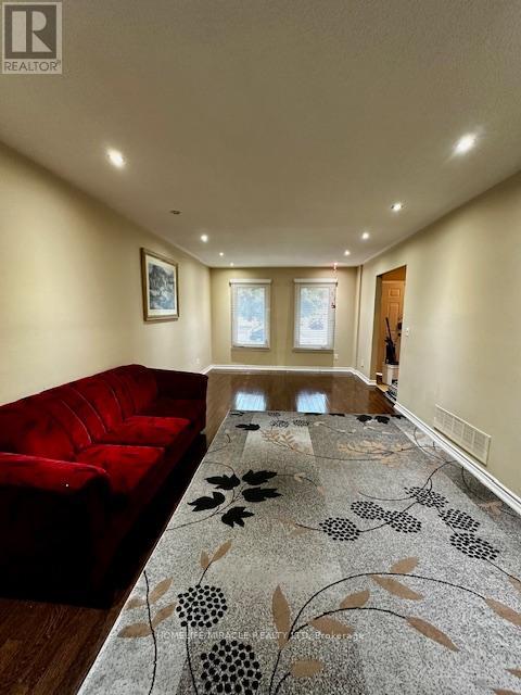 Photo 4 of 42 Neville Crescent, Brampton ON