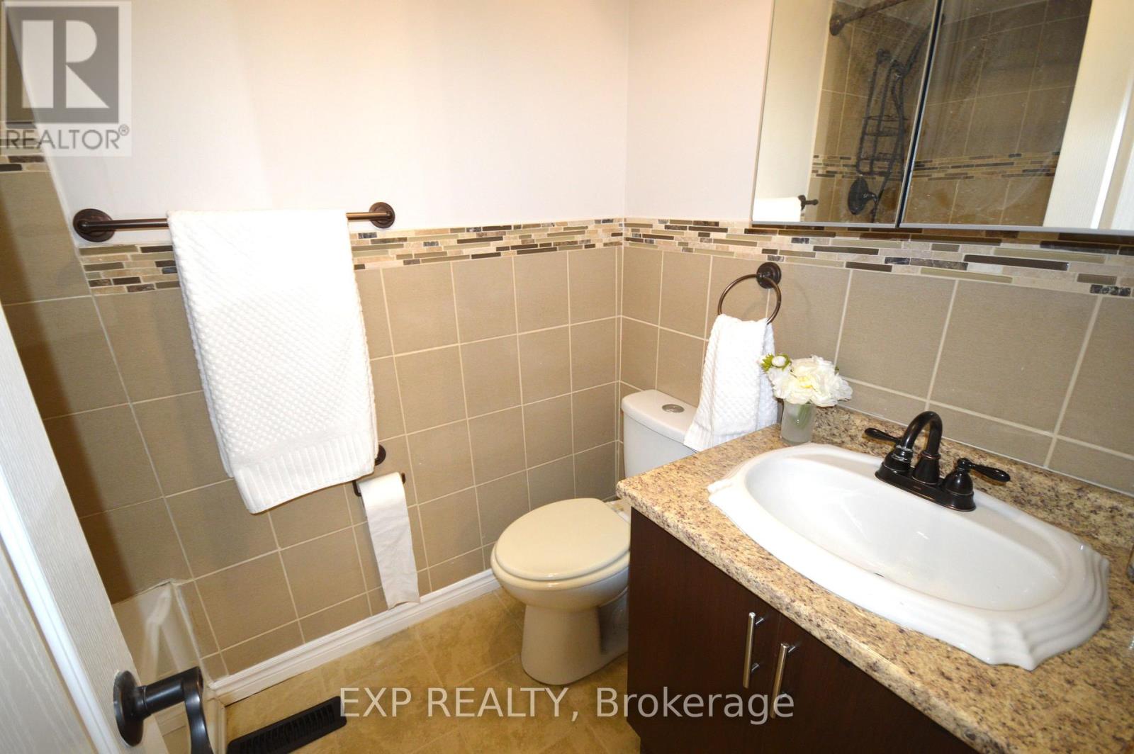 Photo 11 of 10 18 Moregate Crescent, Brampton ON